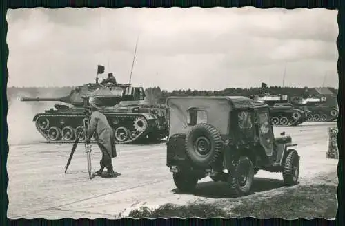 Foto AK Deutsche Bundeswehr Jeep und Tank Panzer M 47 beim Übungsschießen