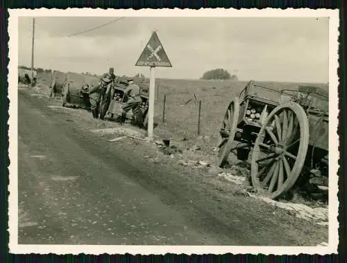 Foto Kriegszerstörung Soldaten Wehrmacht Beute Pak Vormarschstraße 1940-41