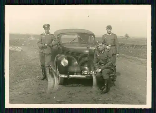 Foto Soldaten der Wehrmacht mit Fahrzeug PKW Opel Kapitän an der Front 1942