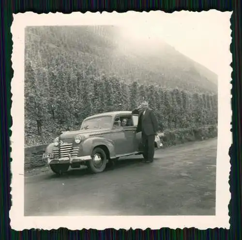 Fotografie Oldtimer Auto Opel Olympia vor Weinberg an Rhein oder Mosel