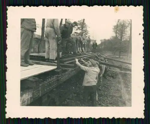 Foto Bautrupp Wehrmacht Verlegen von Eisenbahnschienen Zug Bahn um 1940