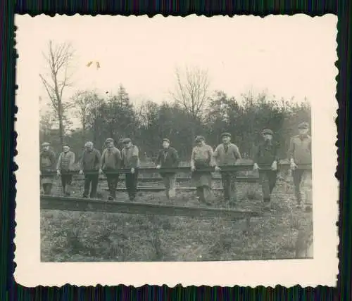 Foto Bautrupp Wehrmacht Verlegen von Eisenbahnschienen Zug Bahn um 1940