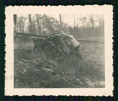 Foto Bautrupp Wehrmacht Verlegen von Eisenbahnschienen Zug Bahn um 1940