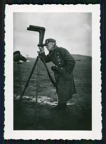 Foto Soldat Wehrmacht Beobachtung durch Scherenfernrohr vom Gefechtsstand 1939