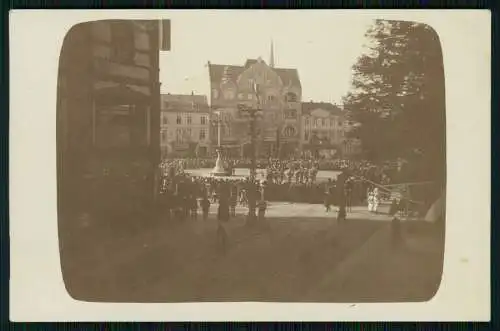 Foto AK Platz mit Militärkonzert 1910