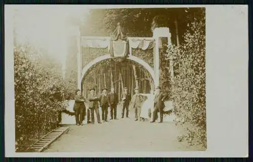 Foto AK Männer unter Torbogen Wald Sachsen Landeswappen, Löwen, Krone um 1905