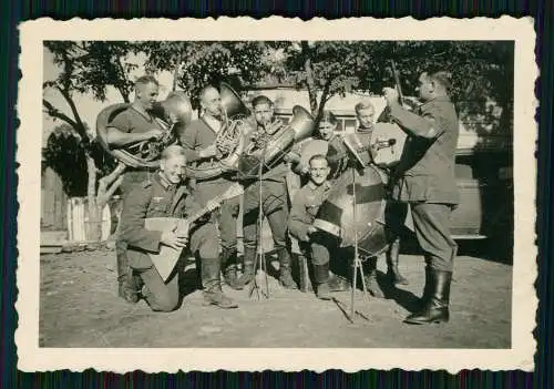 Foto Soldaten Wehrmacht kleine Kapelle Blasinstrumente Zupfinstrument Dirigent