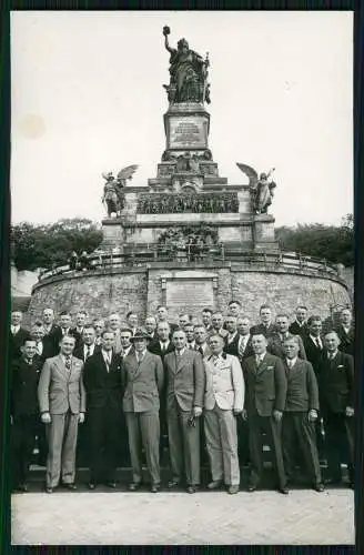 Foto AK Gruppe am Niederwalddenkmal Rüdesheim am Rhein Photo P. Rickassel 1938