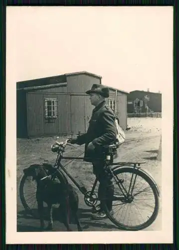 2x Foto Jäger mit Fahrrad Gewehr Büchse und Hund auf der Fahrt zur Jagd