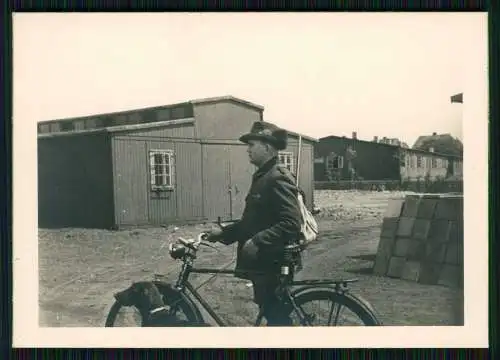 2x Foto Jäger mit Fahrrad Gewehr Büchse und Hund auf der Fahrt zur Jagd