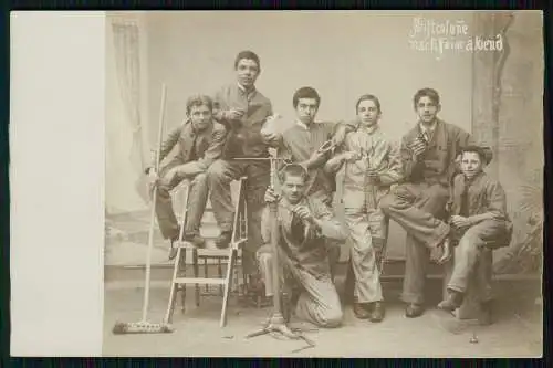 Foto AK Lehrlinge Metall Beruf Gruppenfoto Stiftskolonne nach Feierabend um 1910