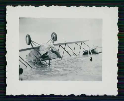 Foto Flugzeug Aircraft auf Kopf liegend am Strand 1939