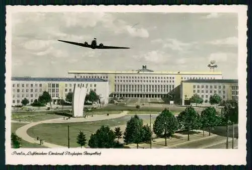 AK Couleur Berlin, Luftbrücken-Denkmal Flughafen Tempelhof Flugzeug