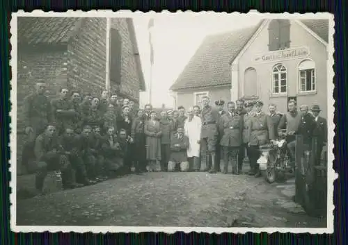 Foto Gasthof Josef Lücke Personengruppe auch Soldaten vor den Gasthaus 1938