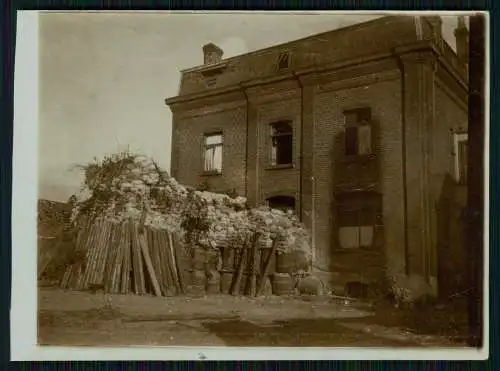 Foto vor einem Haus aus Steinen und Säcke gebauter Bunker Shelter 1. WK 1914-18