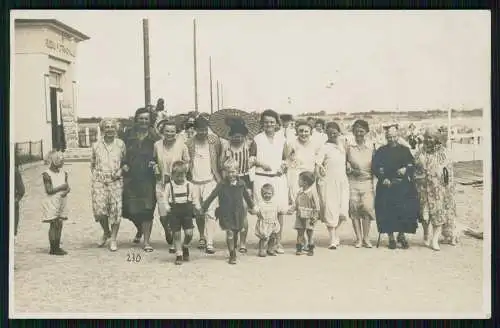 2x Foto AK Kellenhusen Nordsee fröhliche Badegäste marschieren Gruppe 1929