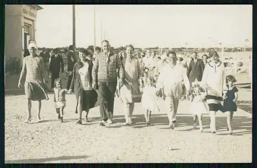 2x Foto AK Kellenhusen Nordsee fröhliche Badegäste marschieren Gruppe 1929