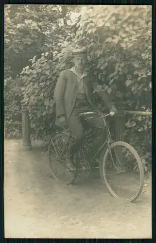 Foto AK junger Mann mit einem Fahrrad um 1905