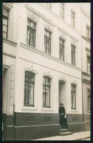 2x Foto AK Köln Deutz Hausansicht Fassade Eingang Dame in der Tür 1912 gelaufen