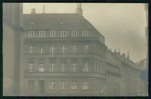 2x Foto AK Köln Deutz Hausansicht Fassade Eingang Dame in der Tür 1912 gelaufen