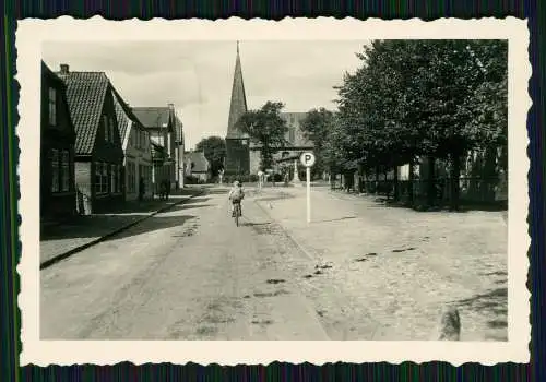 Foto Eddelak in Dithmarschen Straßenpartie mit Blick zur Kirche Radfahrer 1942