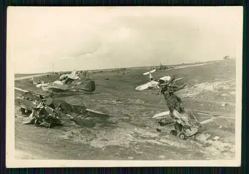 Foto Wehrmacht zerstörte Flugzeuge Aircraft am Boden Russland 1943