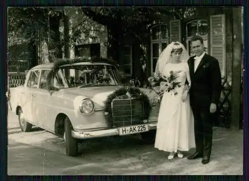 2x Foto Hochzeit Braut Bräutigam mit Mercedes-Benz 190 D 1961 H-AK 225