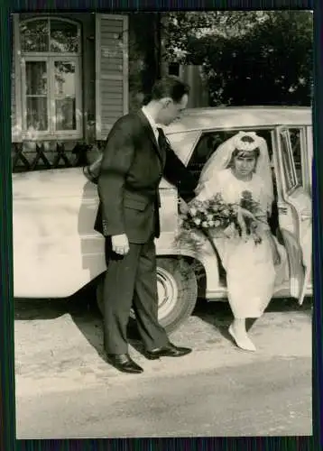 2x Foto Hochzeit Braut Bräutigam mit Mercedes-Benz 190 D 1961 H-AK 225