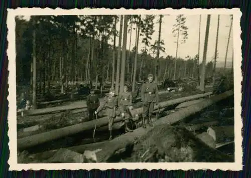 8x Foto Soldaten der Wehrmacht Arbeit mit Holz Baumstämme Wasserinnen bauen uvm.