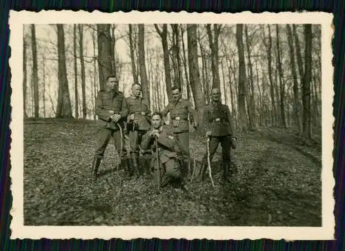 8x Foto Soldaten der Wehrmacht Arbeit mit Holz Baumstämme Wasserinnen bauen uvm.