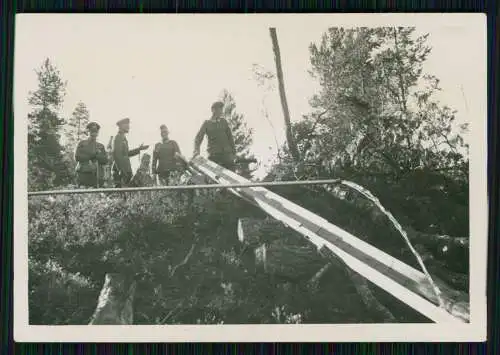 8x Foto Soldaten der Wehrmacht Arbeit mit Holz Baumstämme Wasserinnen bauen uvm.