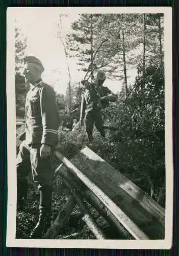 8x Foto Soldaten der Wehrmacht Arbeit mit Holz Baumstämme Wasserinnen bauen uvm.