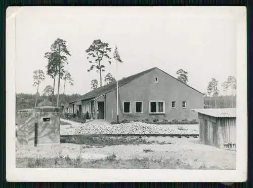 2x Foto Kaserne Wehrmacht am Bahndamm kleiner Bunker Shelter mit Schießscharte