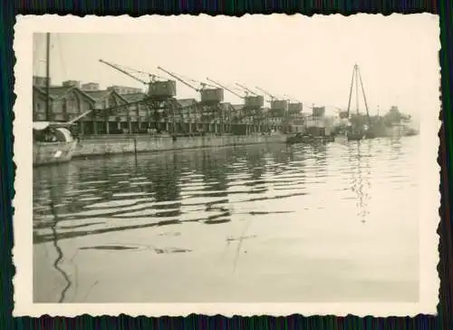 Foto Wehrmacht Triest Trieste Italien Hafen mit Kriegsschiffe und Kräne