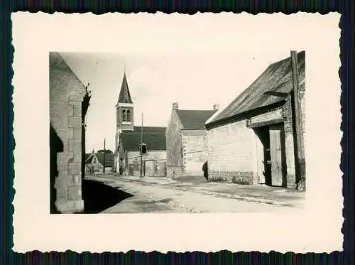 Foto Soldaten Wehrmacht Dorfstraße mit Kirche Belgien Frankreich 1940-41