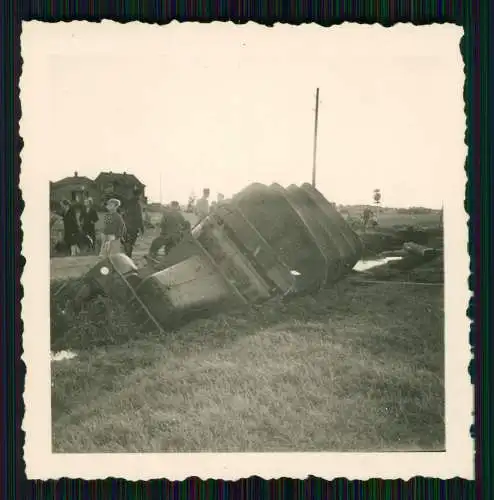 Foto Soldaten Wehrmacht Fahrzeug LKW nach Unfall im Graben