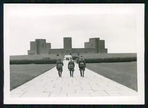 Foto Hohenstein Ostpreußen, Tannenberg Denkmal Soldaten Wehrmacht um 1940