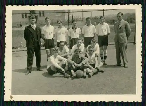 10x Foto Fußballmannschaft Betreuer Spieler Zuschauer Sportplatz in d. 1930er J.