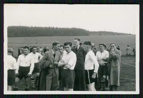 9x Foto Fußballmannschaft Betreuer Spieler Zuschauer Sportplatz in den 1930er J.