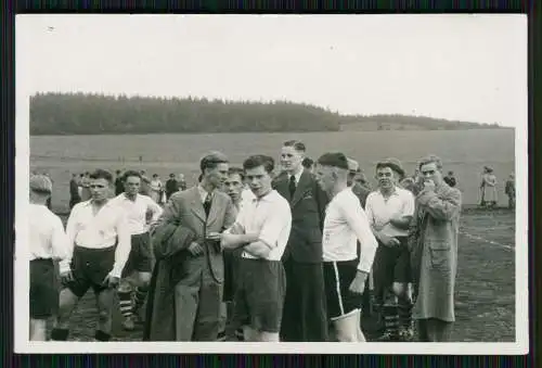 9x Foto Fußballmannschaft Betreuer Spieler Zuschauer Sportplatz in den 1930er J.