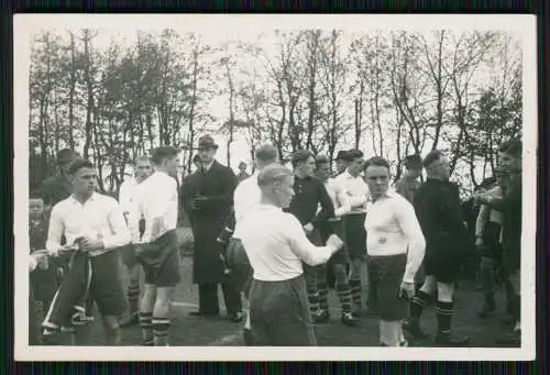 9x Foto Fußballmannschaft Betreuer Spieler Zuschauer Sportplatz in den 1930er J.