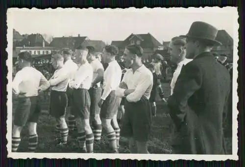 9x Foto Fußballmannschaft Betreuer Spieler Zuschauer Sportplatz in den 1930er J.