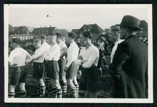 9x Foto Fußballmannschaft Betreuer Spieler Zuschauer Sportplatz in den 1930er J.