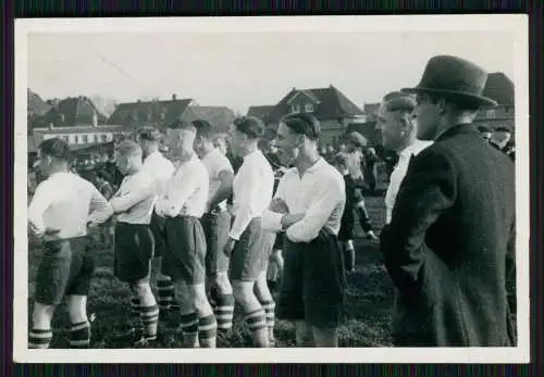 9x Foto Fußballmannschaft Betreuer Spieler Zuschauer Sportplatz in den 1930er J.