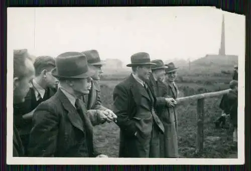 9x Foto Fußballmannschaft Betreuer Spieler Zuschauer Sportplatz in den 1930er J.