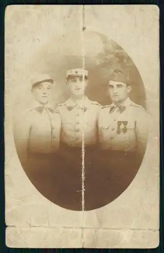 Foto AK 1. WK Soldaten in Uniform mit Orden Abzeichen