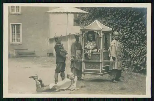 Echt-Foto AK Szene aus Geisha Sänfte Theater und Filmschauspieler Bühne um 1930