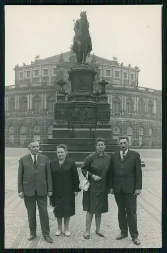 2x Foto AK Dresden Sachsen Touristen vor König Johann Denkmal und Semperoper