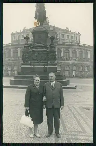 2x Foto AK Dresden Sachsen Touristen vor König Johann Denkmal und Semperoper