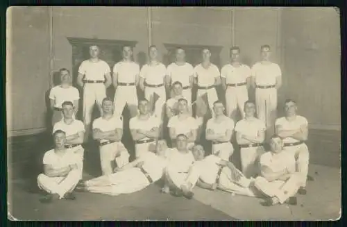 Foto AK Gruppe junge Männer Sportler im Sportbekleidung Turnanzug Trikot um 1905